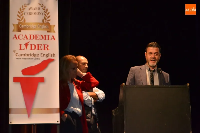 Foto 7 - Decenas de alumnos reciben su certificado Cambridge en la Award Ceremony de la Academia L&iacute;der
