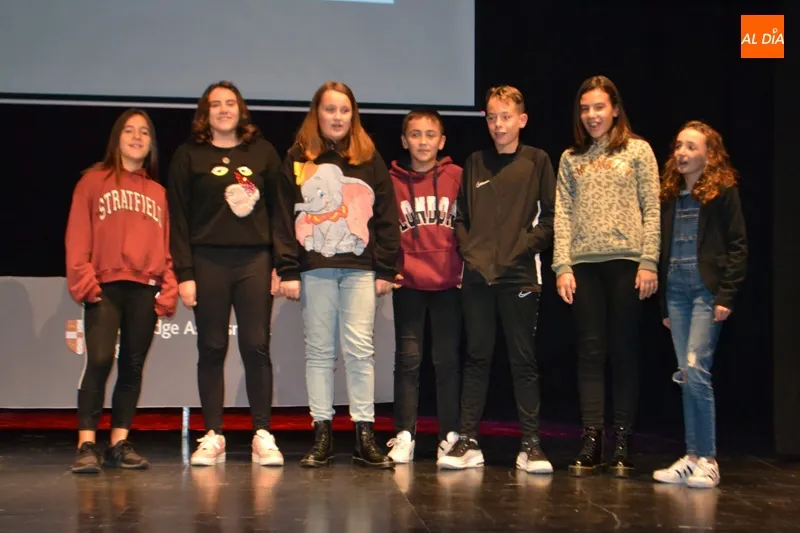 Foto 6 - Decenas de alumnos reciben su certificado Cambridge en la Award Ceremony de la Academia L&iacute;der