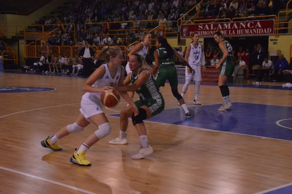 Foto 10 - El Perfumer&iacute;as Avenida arrasa al Uni Gyor y cierra una primera vuelta de matr&iacute;cula (83-43)