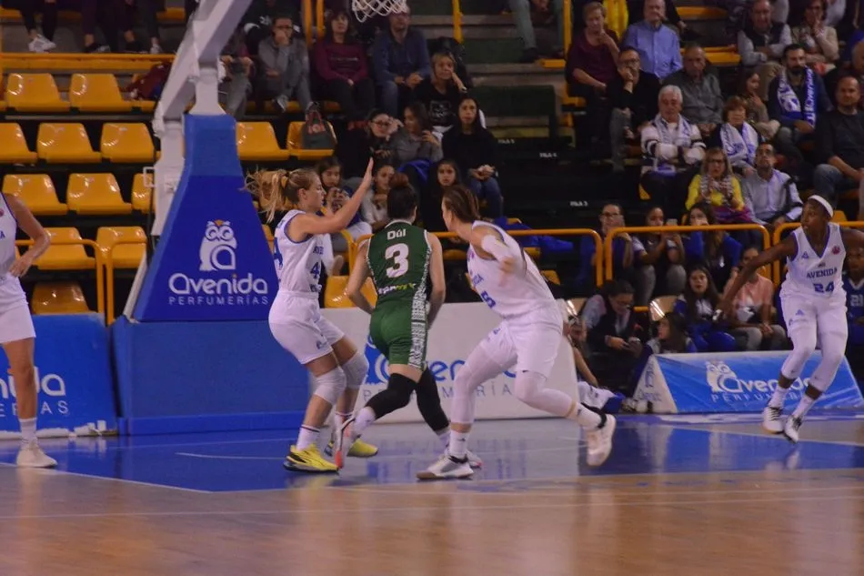 Foto 8 - El Perfumer&iacute;as Avenida arrasa al Uni Gyor y cierra una primera vuelta de matr&iacute;cula (83-43)