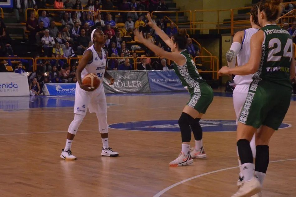 Foto 7 - El Perfumer&iacute;as Avenida arrasa al Uni Gyor y cierra una primera vuelta de matr&iacute;cula (83-43)