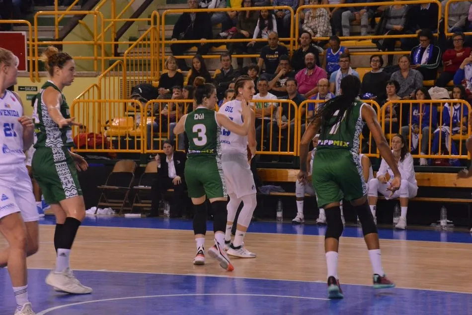 Foto 6 - El Perfumer&iacute;as Avenida arrasa al Uni Gyor y cierra una primera vuelta de matr&iacute;cula (83-43)