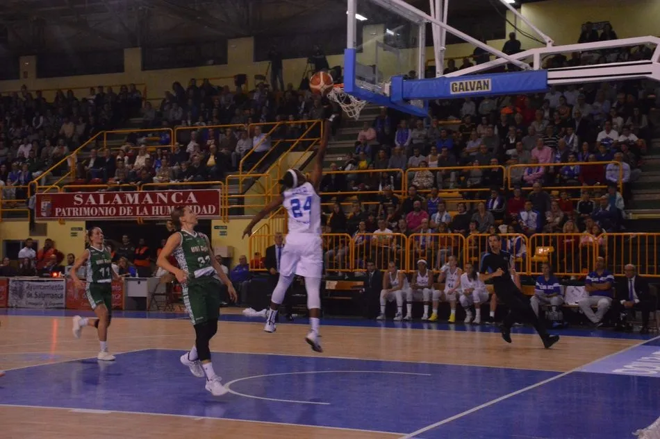 Foto 5 - El Perfumer&iacute;as Avenida arrasa al Uni Gyor y cierra una primera vuelta de matr&iacute;cula (83-43)