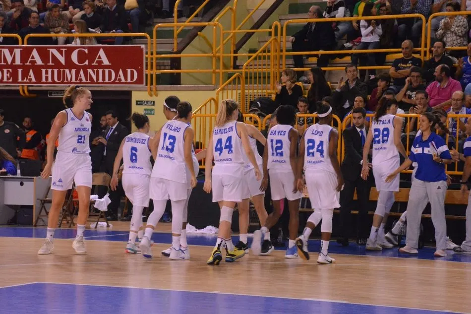 Foto 4 - El Perfumer&iacute;as Avenida arrasa al Uni Gyor y cierra una primera vuelta de matr&iacute;cula (83-43)