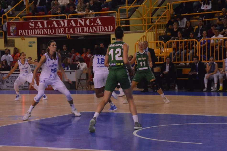 Foto 3 - El Perfumer&iacute;as Avenida arrasa al Uni Gyor y cierra una primera vuelta de matr&iacute;cula (83-43)
