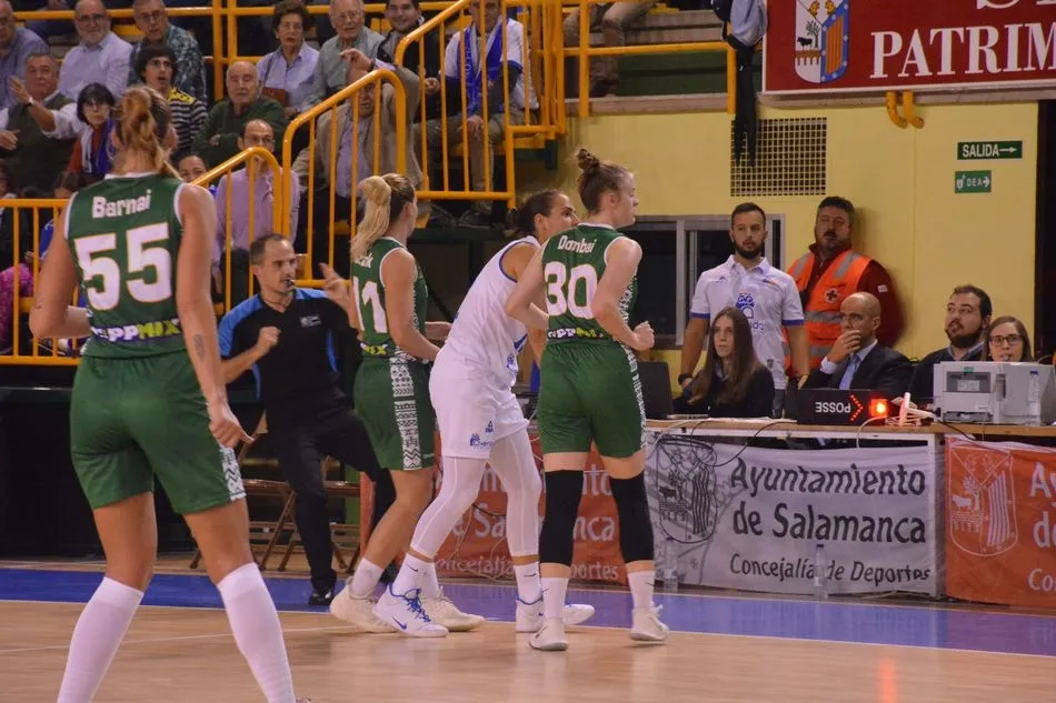 Foto 2 - El Perfumer&iacute;as Avenida arrasa al Uni Gyor y cierra una primera vuelta de matr&iacute;cula (83-43)
