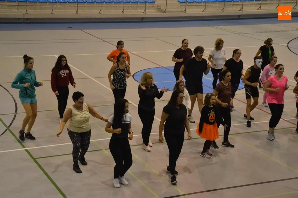Foto 11 - Unas 40 personas toman parte en la masterclass de zumba organizada por Instinto Deportivo  
