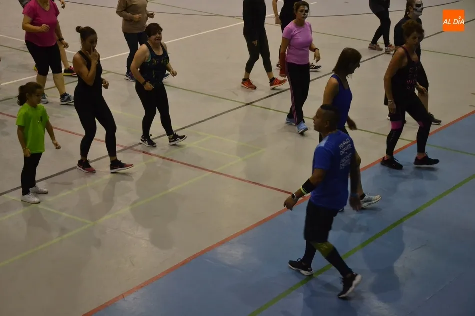 Foto 9 - Unas 40 personas toman parte en la masterclass de zumba organizada por Instinto Deportivo  