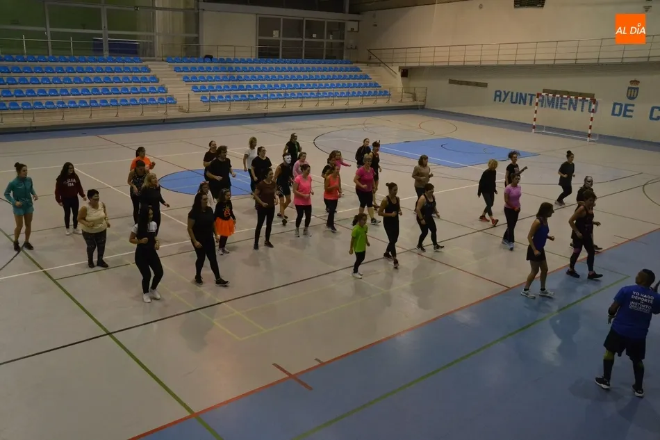 Foto 10 - Unas 40 personas toman parte en la masterclass de zumba organizada por Instinto Deportivo  
