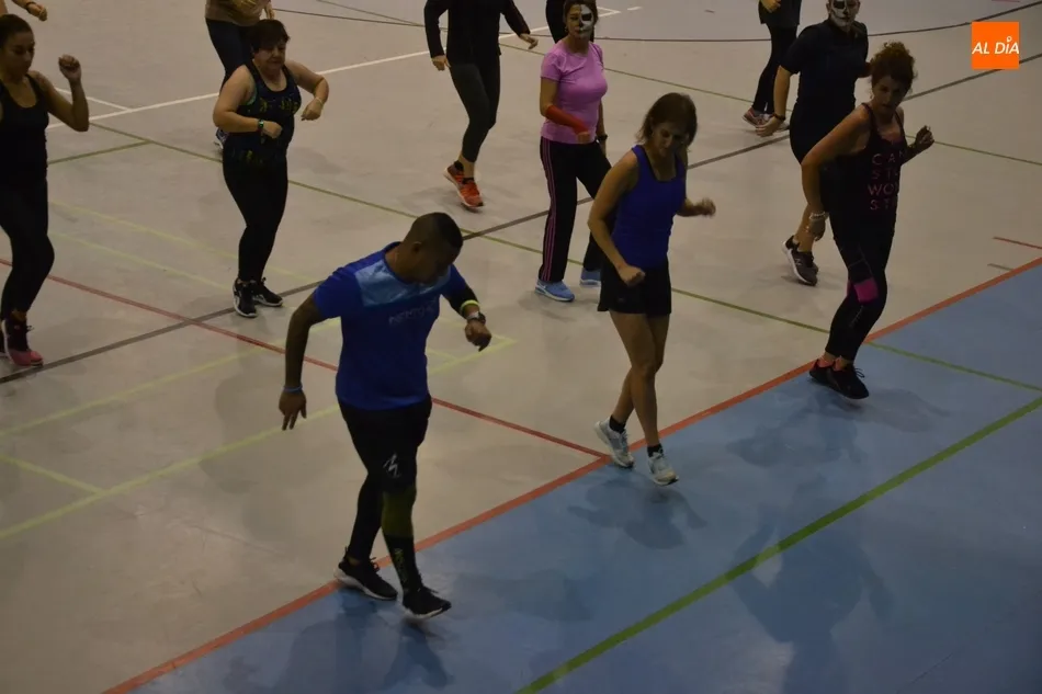 Foto 7 - Unas 40 personas toman parte en la masterclass de zumba organizada por Instinto Deportivo  