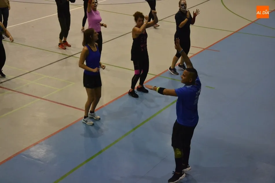 Foto 5 - Unas 40 personas toman parte en la masterclass de zumba organizada por Instinto Deportivo  