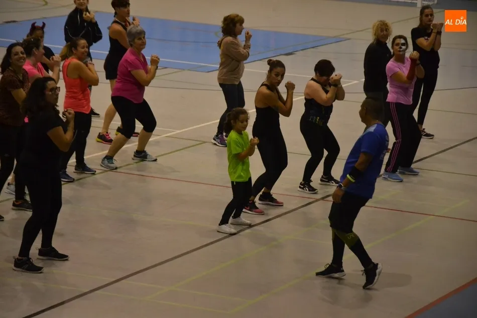 Foto 4 - Unas 40 personas toman parte en la masterclass de zumba organizada por Instinto Deportivo  