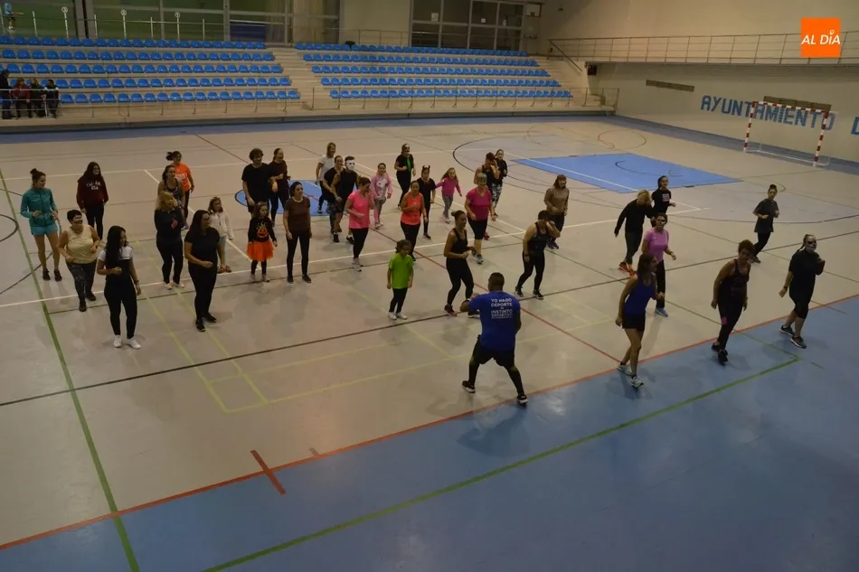 Foto 6 - Unas 40 personas toman parte en la masterclass de zumba organizada por Instinto Deportivo  
