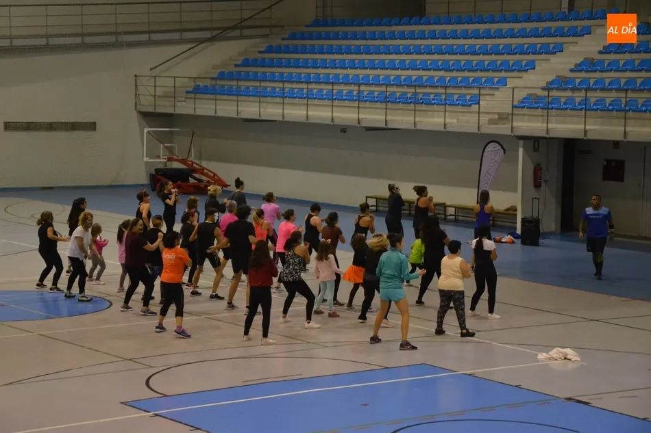 Foto 2 - Unas 40 personas toman parte en la masterclass de zumba organizada por Instinto Deportivo  