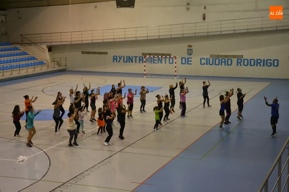 Foto 3 - Unas 40 personas toman parte en la masterclass de zumba organizada por Instinto Deportivo  