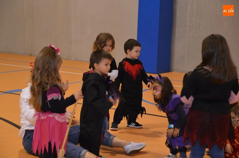 Foto 10 - Los ni&ntilde;os de Castellanos de Moriscos celebran Halloween con una divertida fiesta del terror