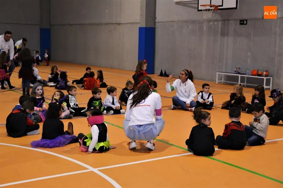 Foto 9 - Los ni&ntilde;os de Castellanos de Moriscos celebran Halloween con una divertida fiesta del terror