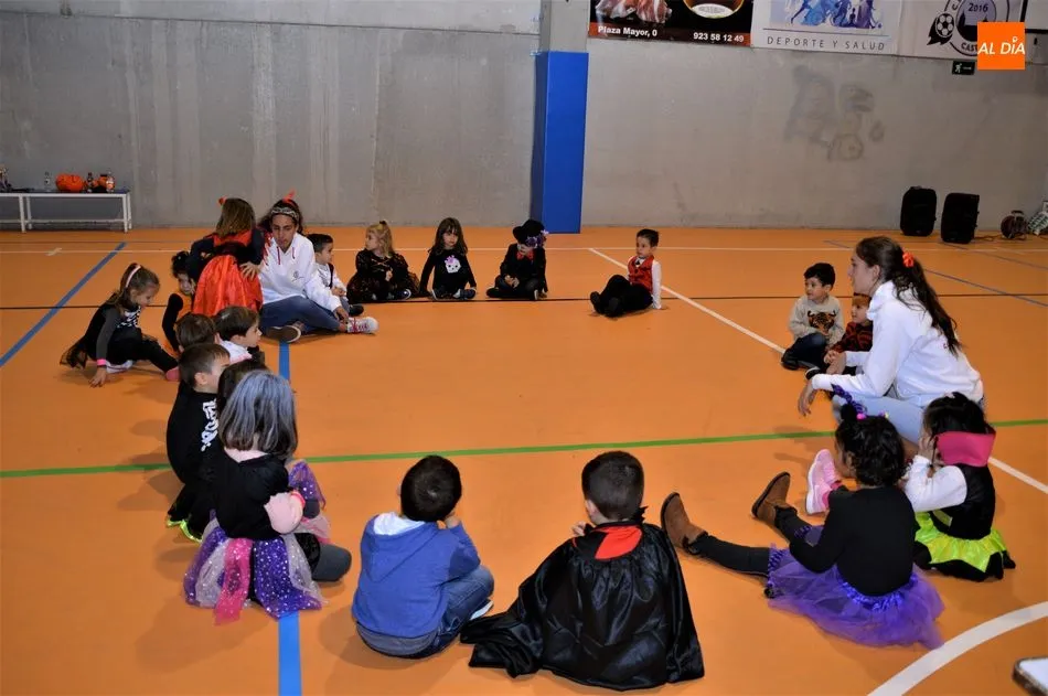 Foto 7 - Los ni&ntilde;os de Castellanos de Moriscos celebran Halloween con una divertida fiesta del terror
