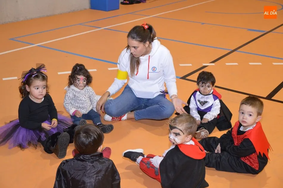 Foto 5 - Los ni&ntilde;os de Castellanos de Moriscos celebran Halloween con una divertida fiesta del terror