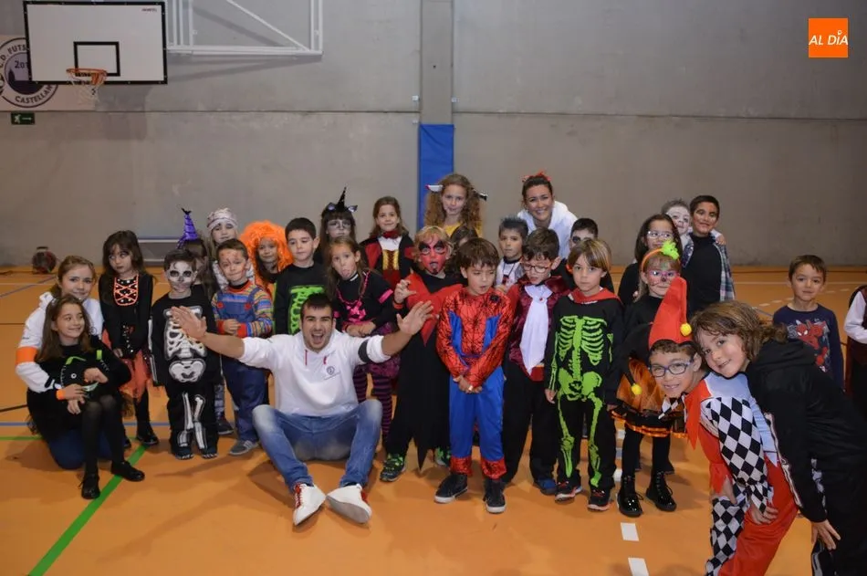 Foto 2 - Los ni&ntilde;os de Castellanos de Moriscos celebran Halloween con una divertida fiesta del terror