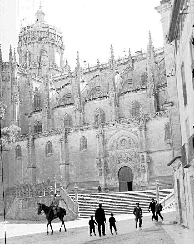 Foto 2 - La puerta de Ramos de la Catedral Nueva, un regalo para los visitantes