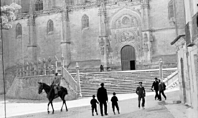 La puerta de Ramos de la Catedral Nueva, un regalo para los visitantes