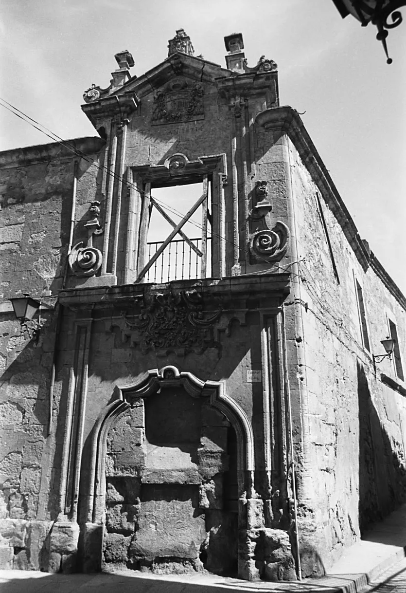 Foto 3 - El Colegio de Santa Cruz de Ca&ntilde;izares, herencia del XVI