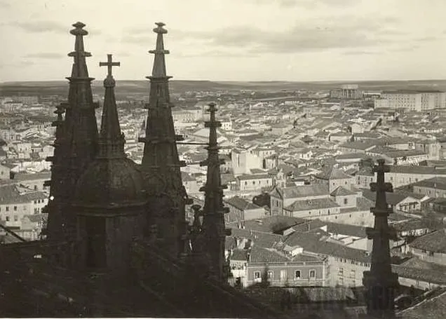 Foto 2 - Los pin&aacute;culos de la Catedral Nueva en los a&ntilde;os 30