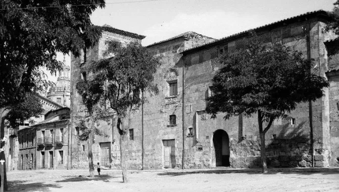 La plaza que recuerda a Fray Luis de León