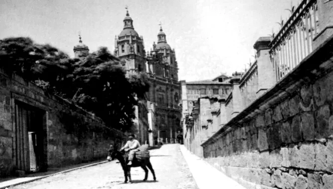 La antigua calle Palomino, imponente entrada al casco histórico