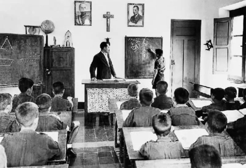 Foto 9 - Las viejas escuelas y la educaci&oacute;n politizada