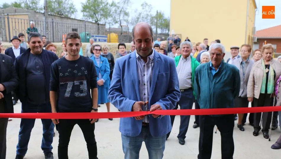 El alcalde de Mieza, Ismael García, en el momento del corte de la cinta inaugural / CORRAL