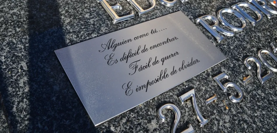 Foto 9 - Versos de B&eacute;cquer, Unamuno o el Ch&eacute; Guevara, entre las despedidas eternas en el cementerio de...