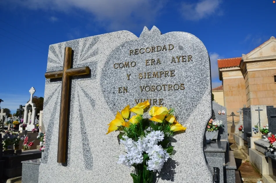 Foto 7 - Versos de B&eacute;cquer, Unamuno o el Ch&eacute; Guevara, entre las despedidas eternas en el cementerio de...