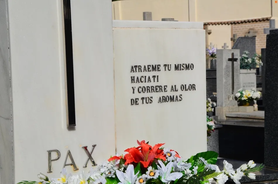 Foto 5 - Versos de B&eacute;cquer, Unamuno o el Ch&eacute; Guevara, entre las despedidas eternas en el cementerio de...