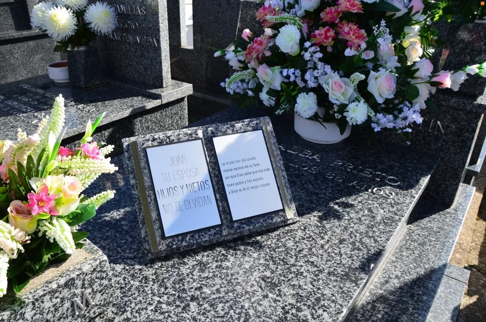 Foto 4 - Versos de B&eacute;cquer, Unamuno o el Ch&eacute; Guevara, entre las despedidas eternas en el cementerio de...