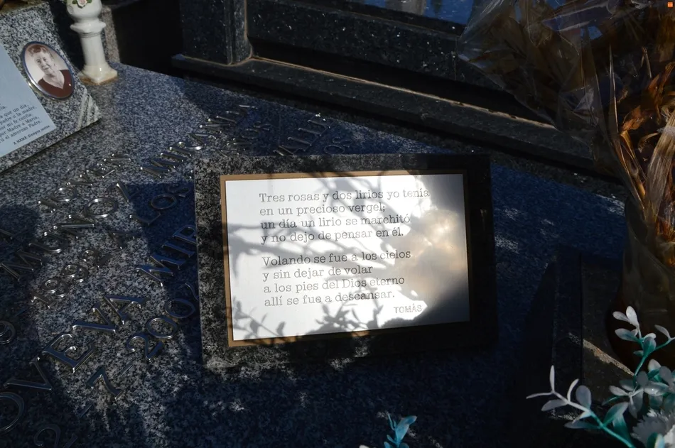 Foto 3 - Versos de B&eacute;cquer, Unamuno o el Ch&eacute; Guevara, entre las despedidas eternas en el cementerio de...