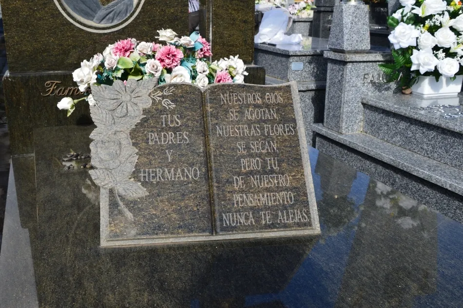Foto 2 - Versos de B&eacute;cquer, Unamuno o el Ch&eacute; Guevara, entre las despedidas eternas en el cementerio de...