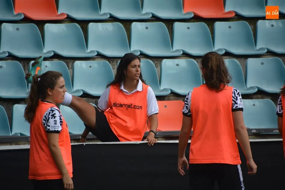 Tres jugadores del Salamanca UDS Femenino realizan ejercicios de calentamiento