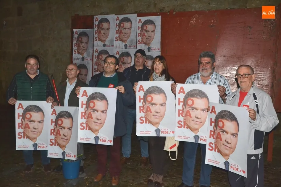 La abreviada campaña para el 10N se abre con una pegada de carteles entre trucos y tratos  