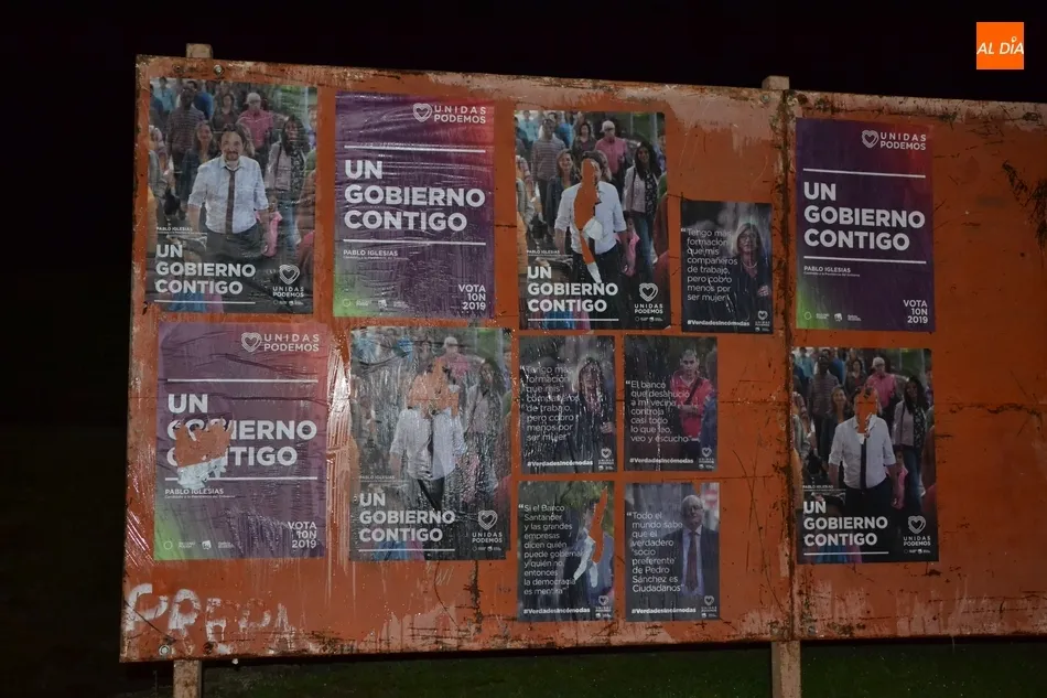 Foto 10 - La abreviada campa&ntilde;a para el 10N se abre con una pegada de carteles entre trucos y tratos  