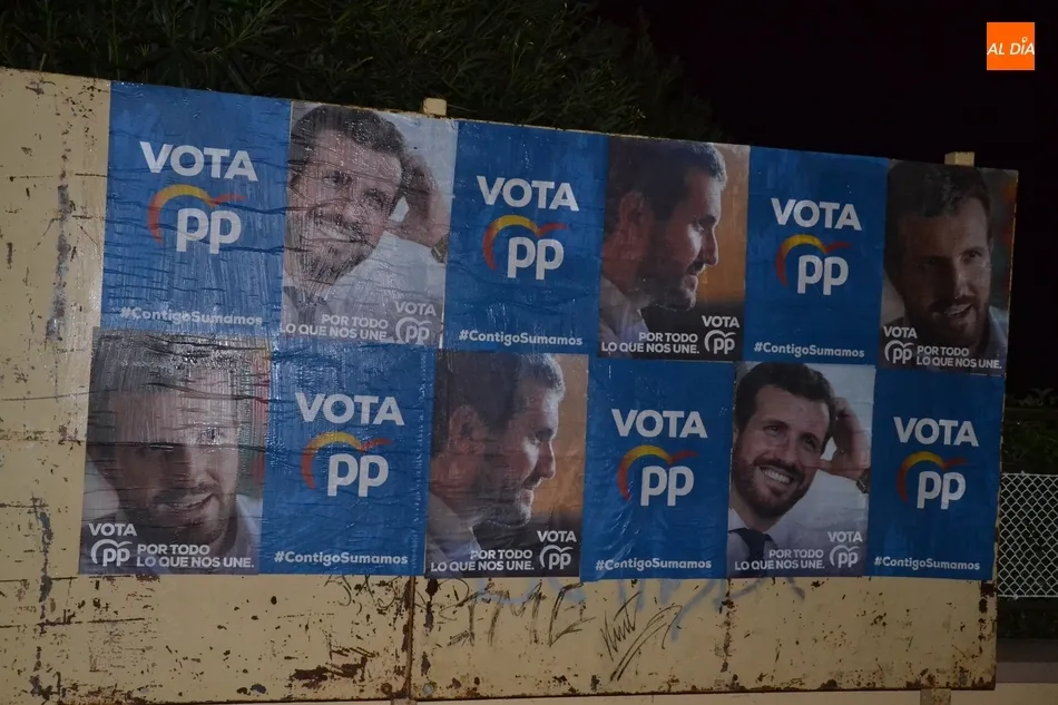 Foto 11 - La abreviada campa&ntilde;a para el 10N se abre con una pegada de carteles entre trucos y tratos  