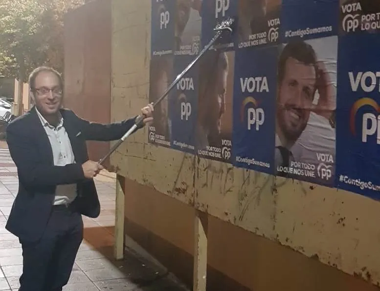 Foto 4 - La abreviada campa&ntilde;a para el 10N se abre con una pegada de carteles entre trucos y tratos  