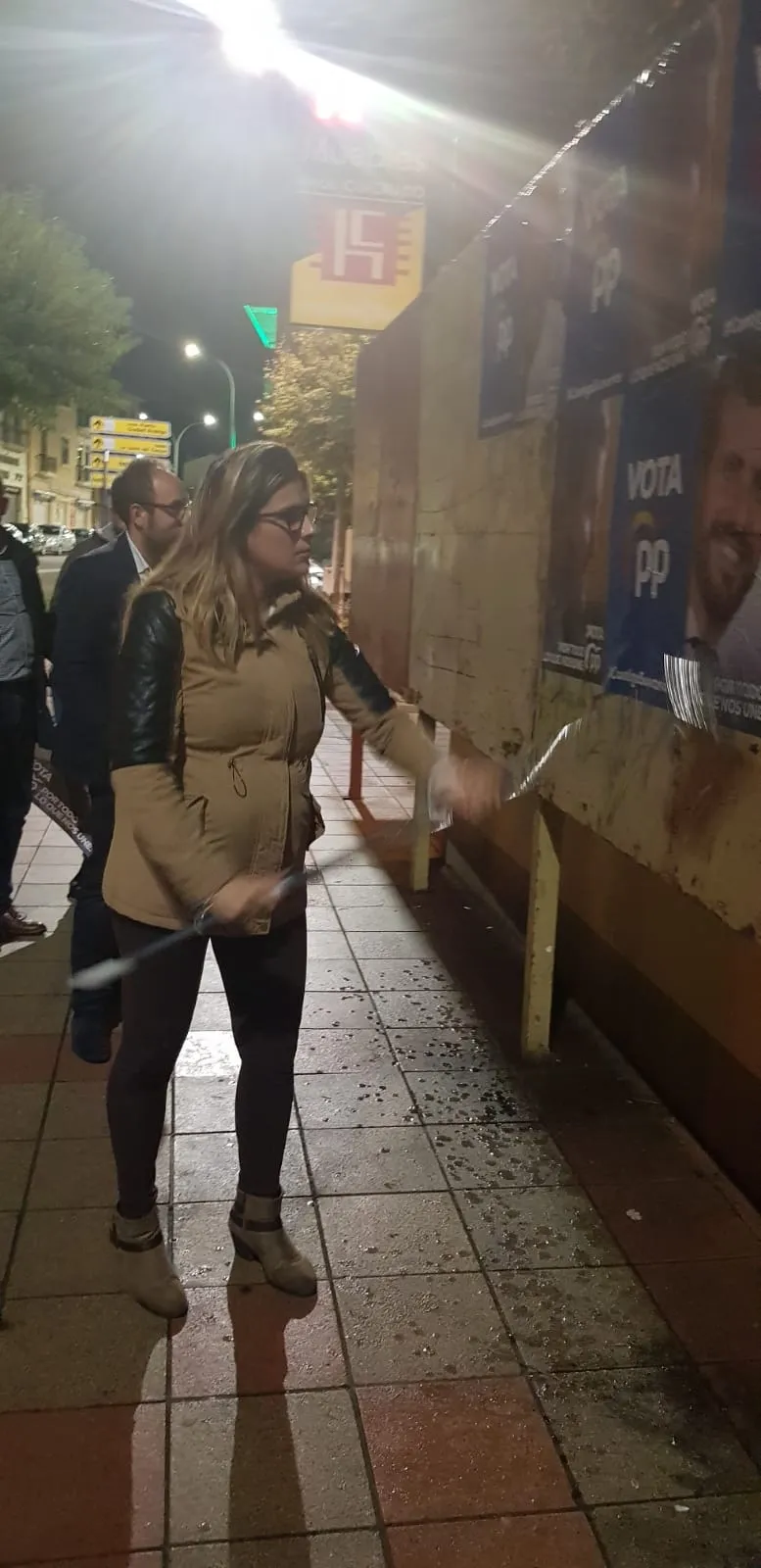 Foto 7 - La abreviada campa&ntilde;a para el 10N se abre con una pegada de carteles entre trucos y tratos  