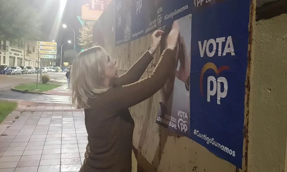 Foto 6 - La abreviada campa&ntilde;a para el 10N se abre con una pegada de carteles entre trucos y tratos  