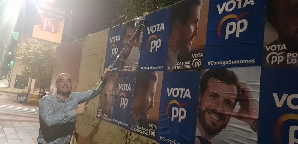 Foto 8 - La abreviada campa&ntilde;a para el 10N se abre con una pegada de carteles entre trucos y tratos  