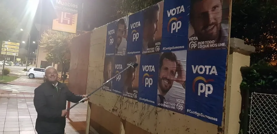 Foto 2 - La abreviada campa&ntilde;a para el 10N se abre con una pegada de carteles entre trucos y tratos  