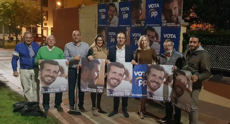 Foto 3 - La abreviada campa&ntilde;a para el 10N se abre con una pegada de carteles entre trucos y tratos  