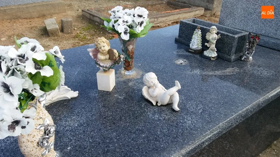 Foto 10 - Versos de B&eacute;cquer, Unamuno o el Ch&eacute; Guevara, entre las despedidas eternas en el cementerio de...