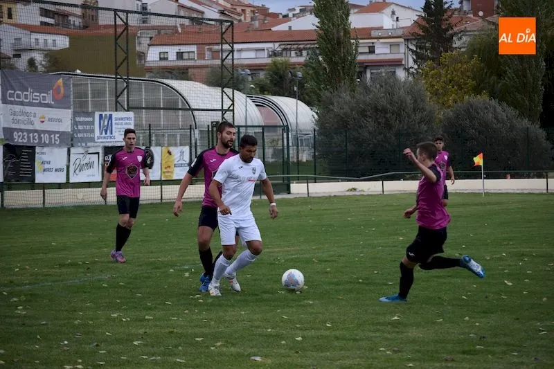 Acción del partido entre el Alba de Tormes CF y el Ribert B / Pedro Zaballos